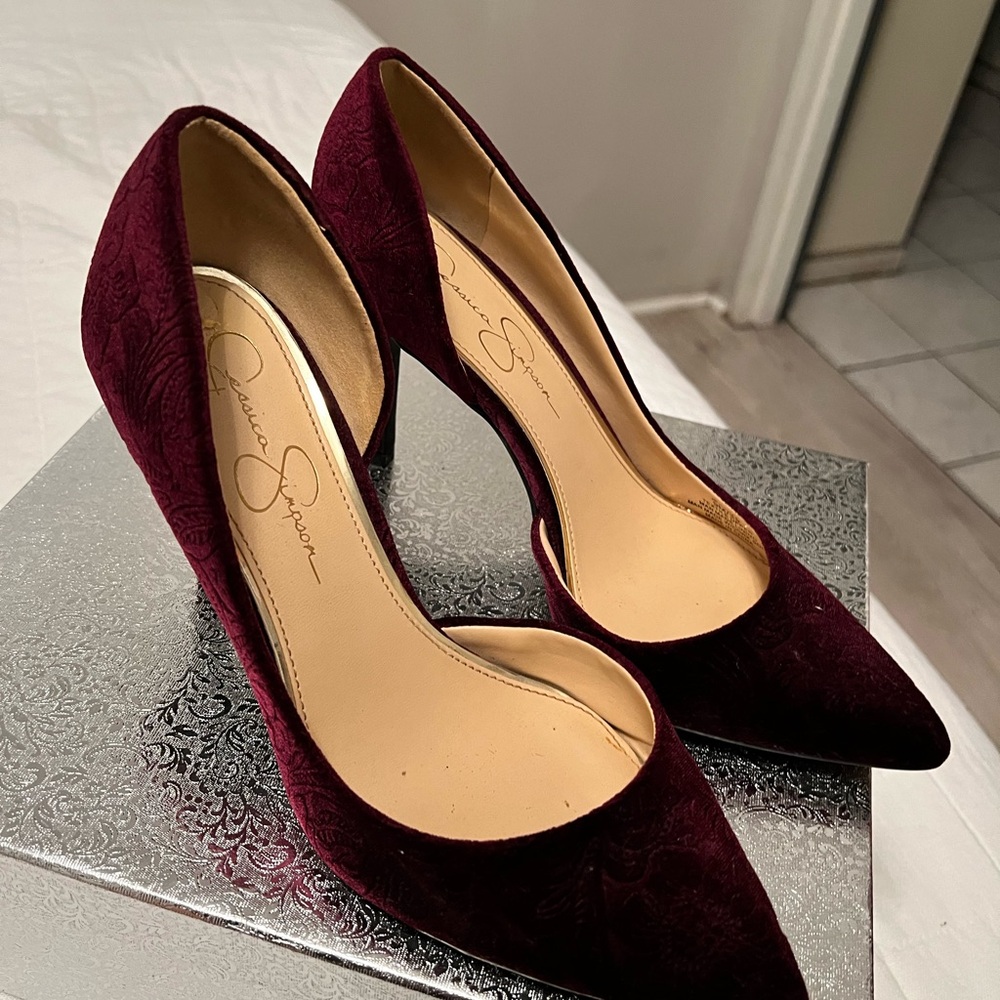 Jessica Simpson pumps
